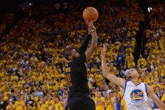 中国男篮篮球赛激战四强，精彩对决瞬间回顾